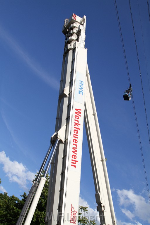 Koelner Seilbahn Gondel blieb haengen Koeln Linksrheinisch P573.JPG